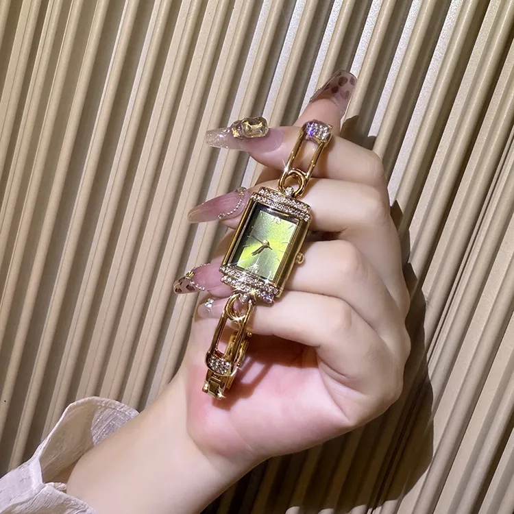 小别针女生手链式手表2026新款高级鞠婧祎女士女表轻奢小众小绿表