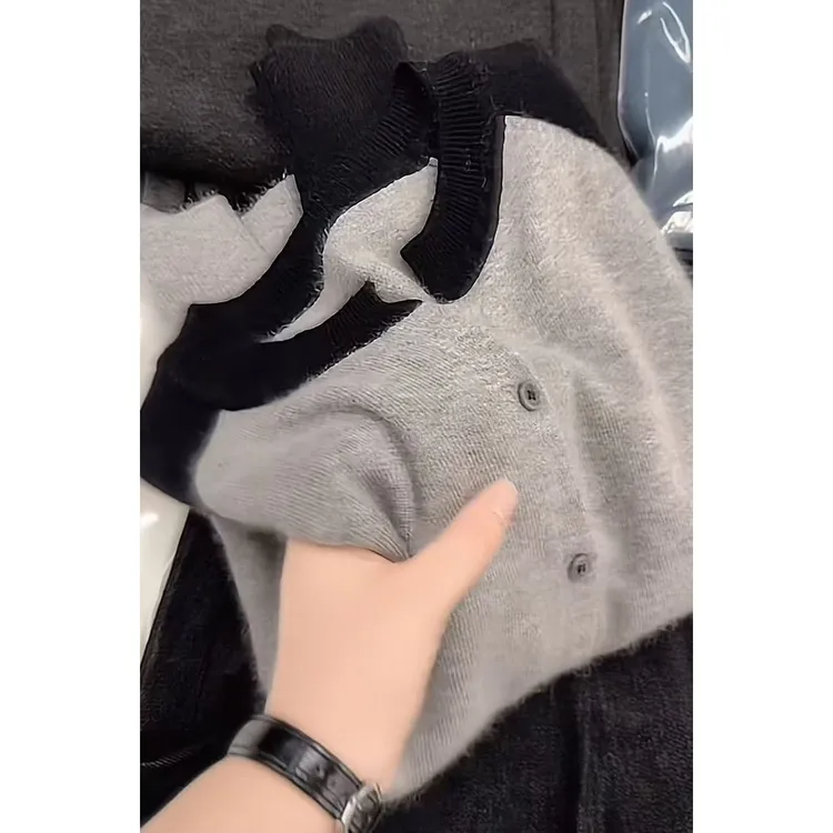 今年流行穿搭2025秋冬新款温柔风拼色纽扣开衫款针织衫休闲风上衣