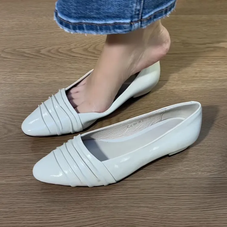 2025秋季新款褶皱浅口通勤单鞋舒适百搭包头软底一脚蹬全皮单鞋女