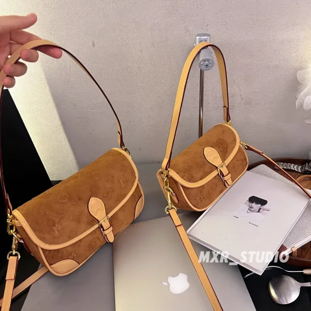 【流光秀场】2025秋新款明星同款法棍包网红斜挎包包腋下包ins轻奢