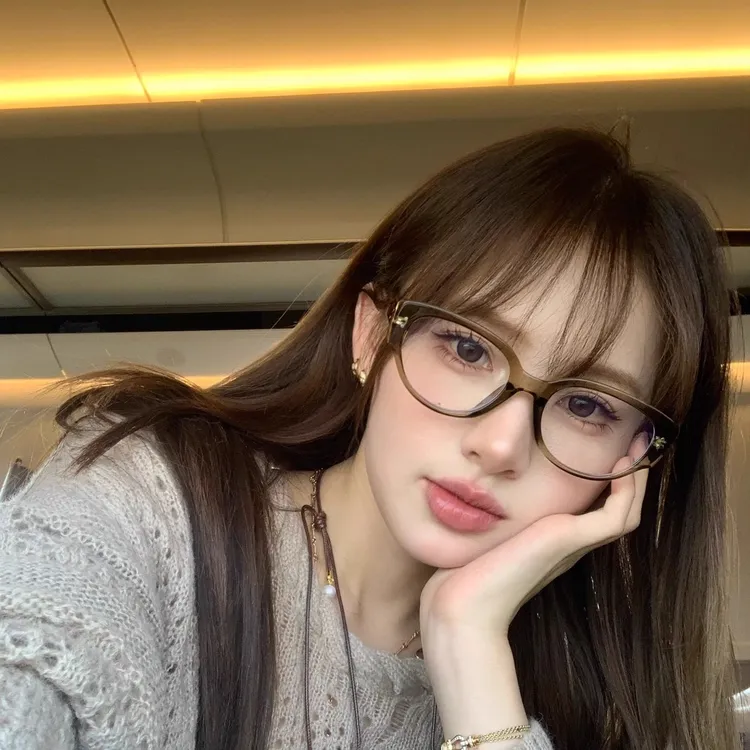 hucares「宽边野猫」把Jennie的奶凶猫系颜焊在脸上" 猫眼眼镜