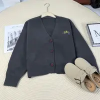 玲姐定制-V领落肩小花刺绣款宽松休闲短款针织开衫375733