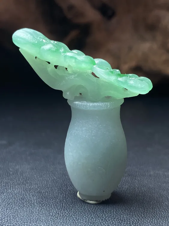合一堂翡翠工作室定制展示：白底飘绿如意花瓶