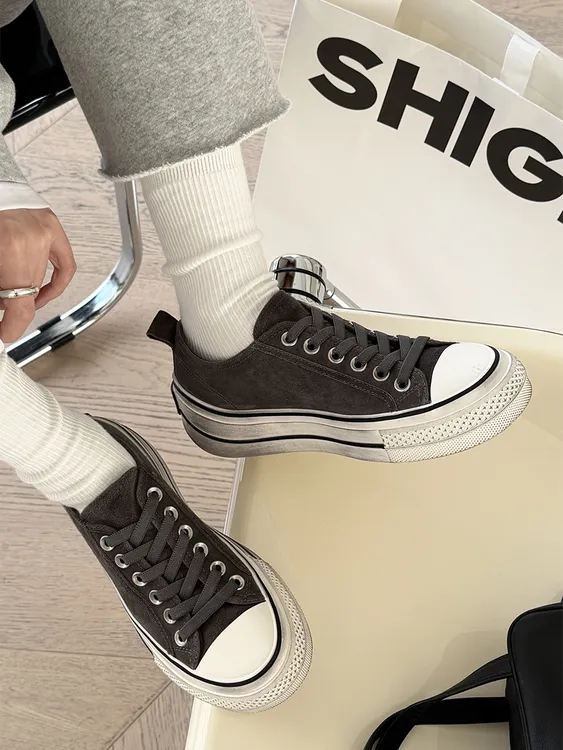 诗歌兰女鞋2025年冬季新款休闲百搭真皮豹纹厚底加绒增高帆布鞋女