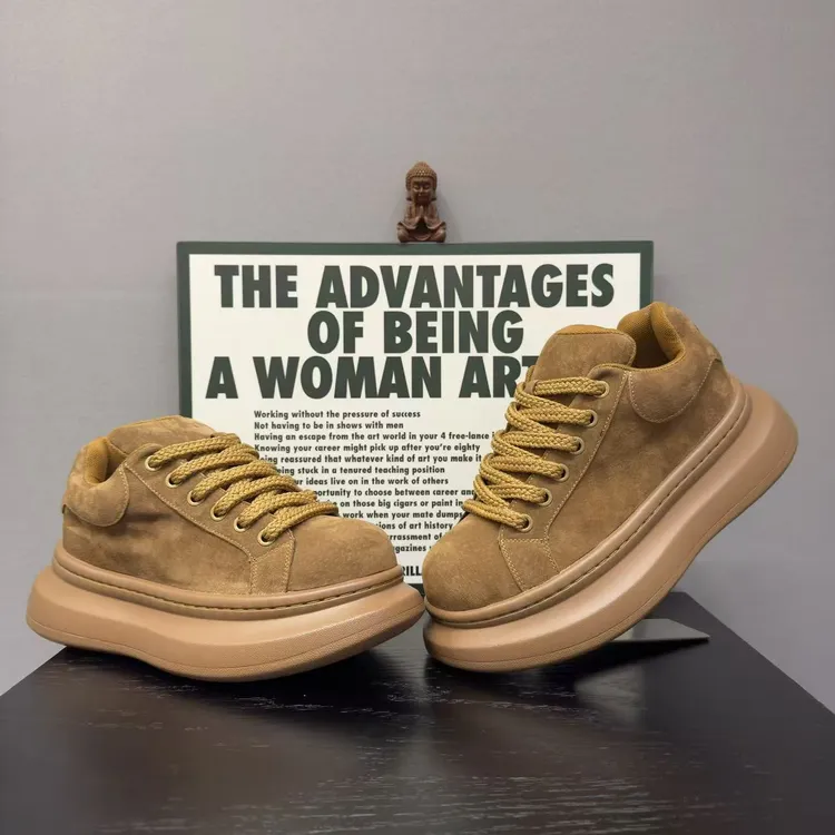 【鑫鑫潮鞋】2025年冬新款时尚百搭增高运动软底男款板鞋真皮翻毛皮