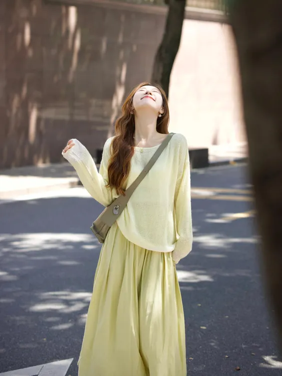 早春装搭配一整套温柔风套装长袖拼色针织圆领毛衣配半裙两件套女