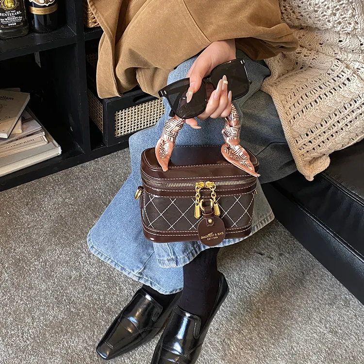 高级质感手提盒子包女2025冬季新款时尚菱格单肩包小众通勤斜挎包