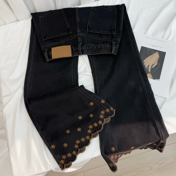 黛墨黑八面弹花边刺绣微喇牛仔裤女2025秋冬新款不贴腿显瘦马蹄裤