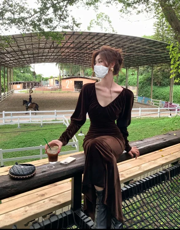 秋季新款法式气质纯欲风深V领长袖丝绒连衣裙女收腰显瘦长裙ins风