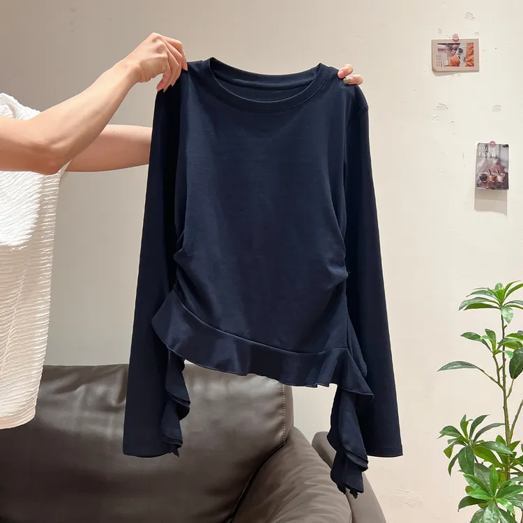 【现货】藏蓝圆领不规则下摆设计感长袖T恤女新款褶皱修身显瘦上衣