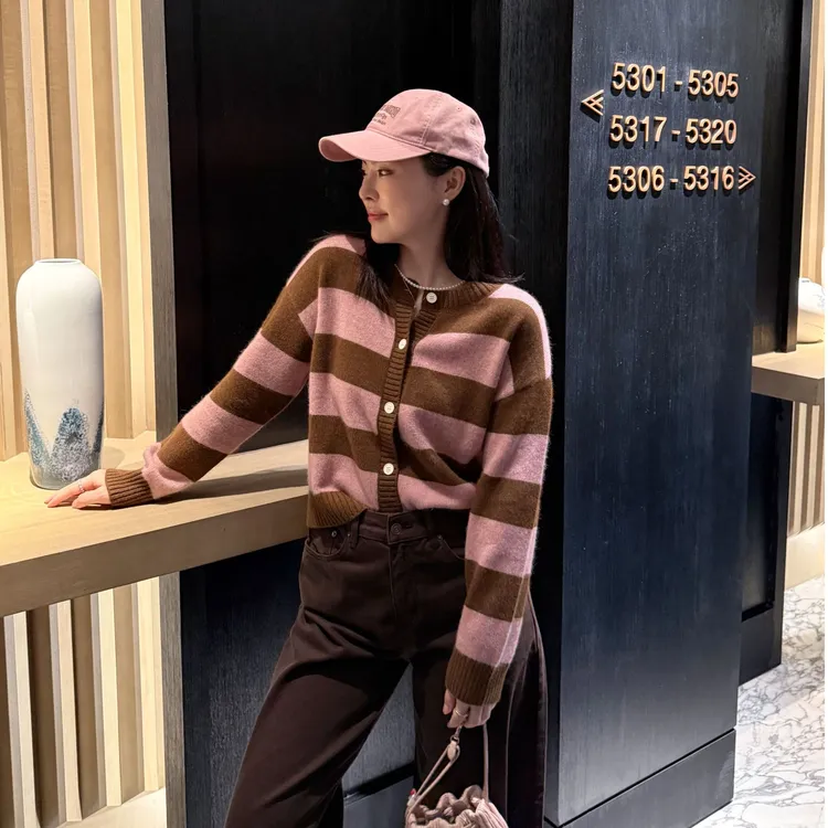 ARMS WELL王囡囡 绵羊毛粉驼条纹圆领针织长袖上衣 S216