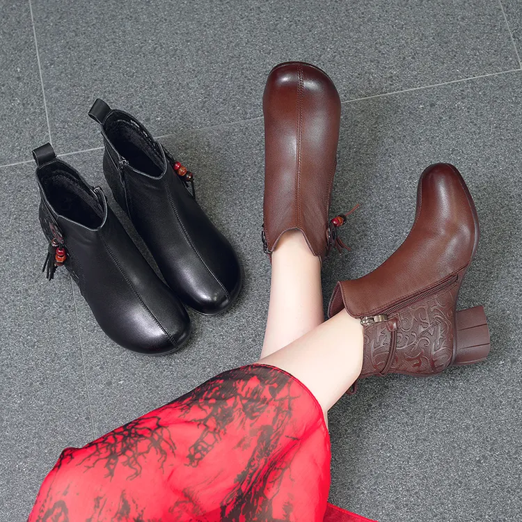 2025新款靴子复古妈妈女鞋民族风花朵保暖短靴粗跟牛皮防滑棉鞋