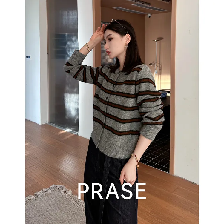 PRASE·噜【沃兹学院】微胖秋冬绵羊毛时尚宽松条纹毛织开衫PR510B66