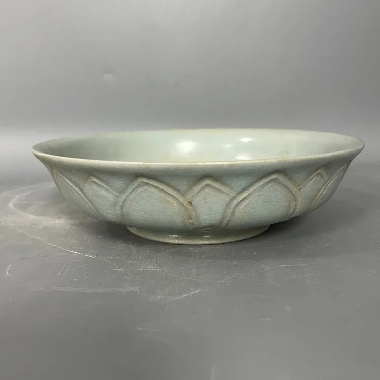 汝窑天青色刻莲花瓷器