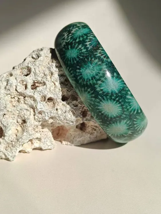 冰透玉化的印尼珊瑚玉菊花化石黑冰方牌吊坠男女款时尚百搭复古  