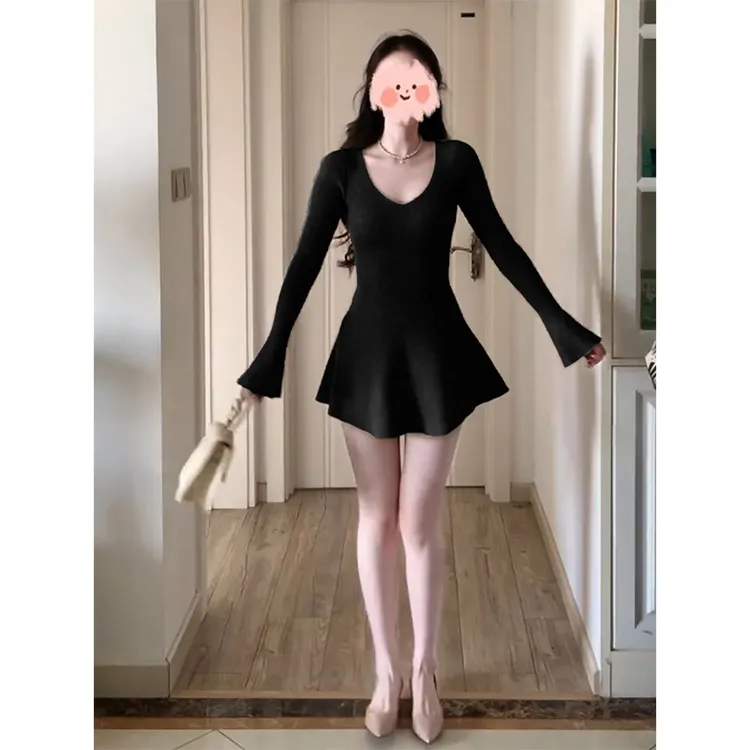 早秋黑色法式V领连衣裙显瘦裙子女爆款2025新款后妈裙高级感短裙
