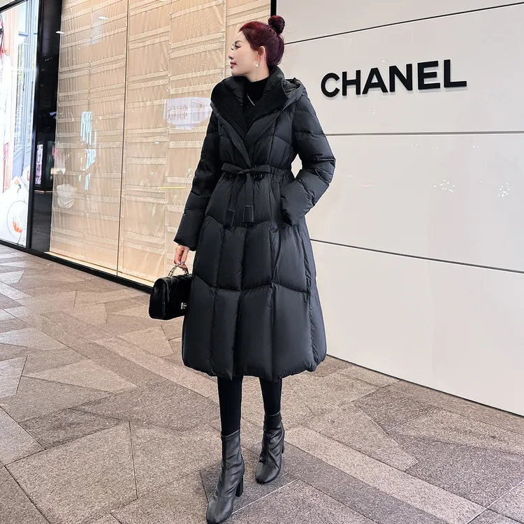 2025冬季黑色长款过膝羽绒服女连帽收腰系带加厚针织拼接翻领外套