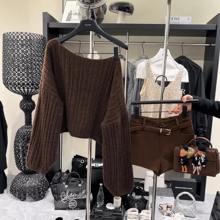 美拉德咖色斜肩针织衫女2025秋季新款慵懒风露肩显瘦毛衣纯欲上衣