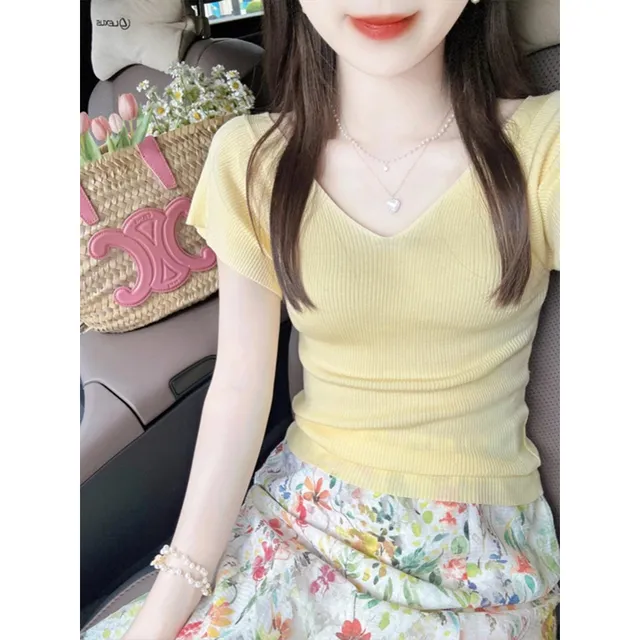 黄色V领正肩冰丝针织短袖T恤女夏季修身小飞袖辣妹短款甜辣小上衣