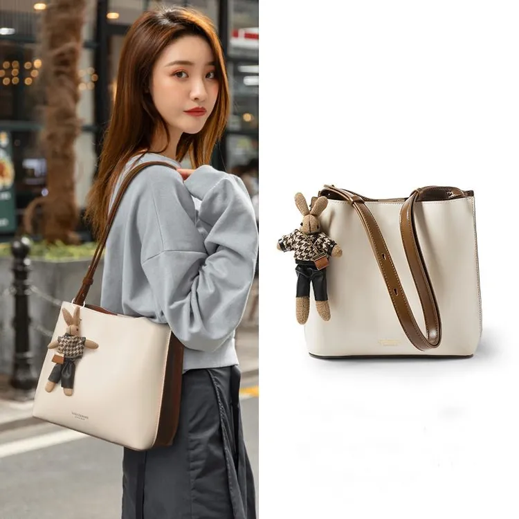 水桶包包女2024新款夏百搭单肩斜挎包2024通勤小众大容量腋下女包