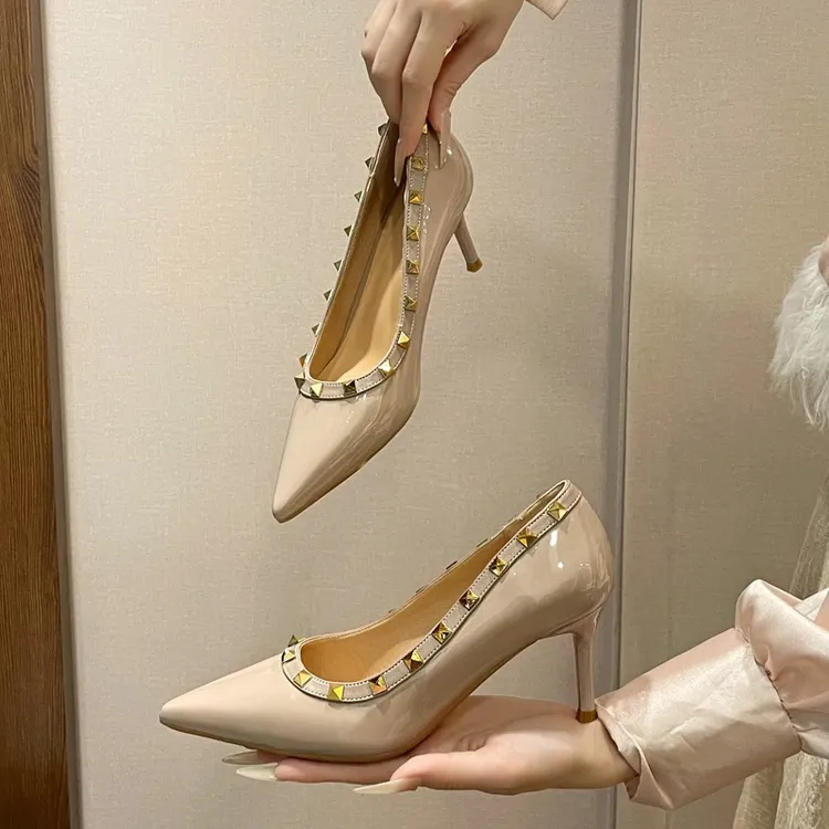 裸色铆钉尖头细跟高跟鞋春秋新款百搭性感浅口单鞋701#