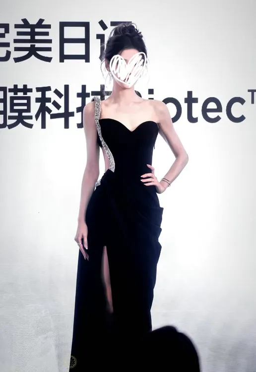 优雅轻奢高端张予曦同款礼服抹胸桃心领镂空无袖高腰显瘦包臀长裙