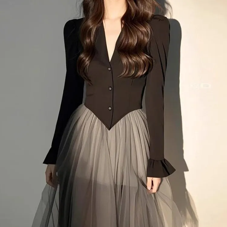 赫本风富家千金长袖V领2025春秋新款高级感黑色拼接网纱连衣裙子