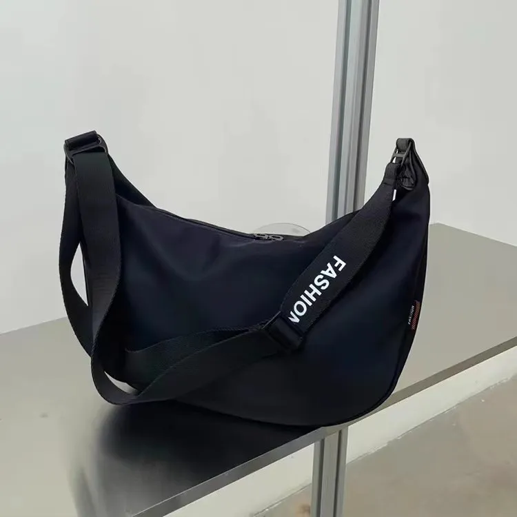 男女同款铆钉加固斜挎饺子包防水运动风牛津布单肩包大容量女包包