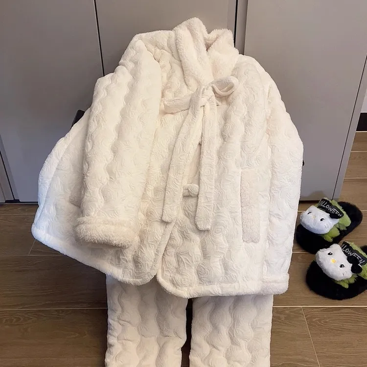 2025年冬季新款三层珊瑚绒夹棉睡衣女保暖杏色加绒加厚家居服套装