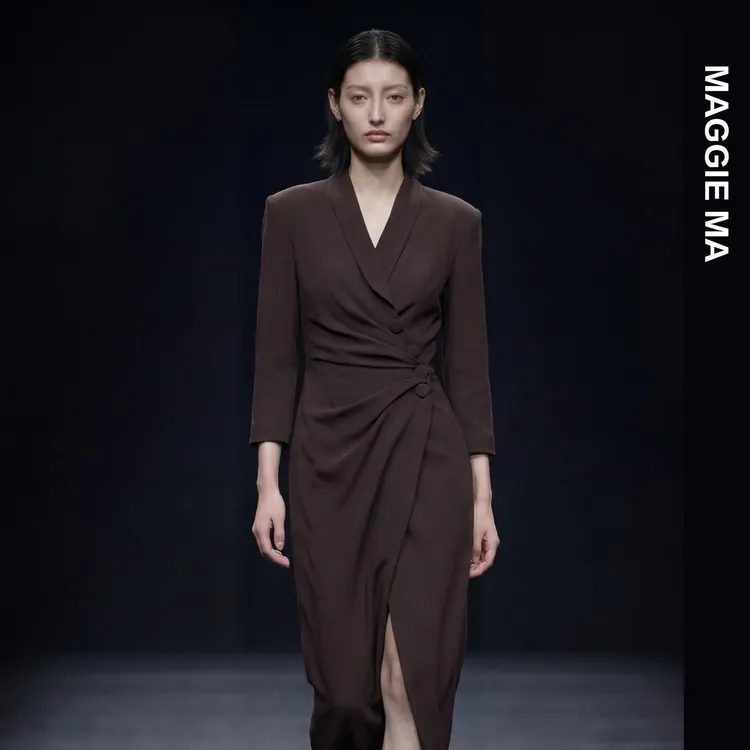 MAGGIE MA马婧设计师款摩卡棕青果领扭结连衣裙291D