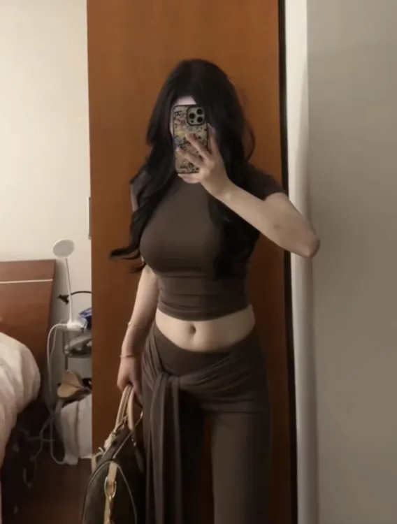 2025夏季装纯欲风咖色修身短袖T恤女假两件微喇叭休闲长裤两件套