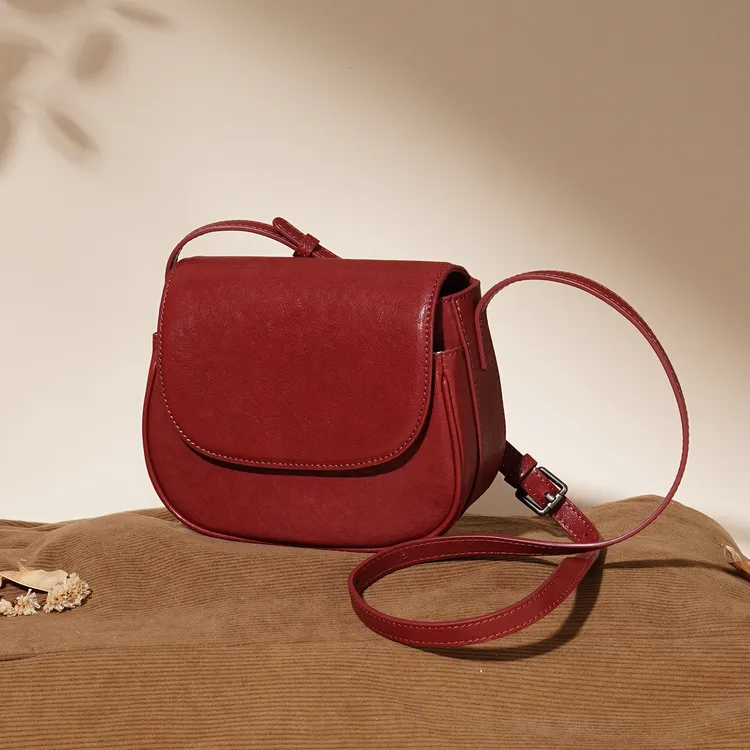 岩牛百搭复古单肩耐磨斜挎包防刮通勤风朋克风女士红色YN3657