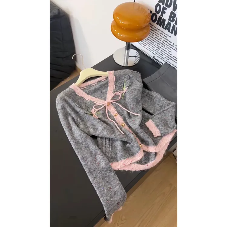 2025早秋新款复古刺绣花朵v领系带毛衣针织衫女气质百搭显瘦上衣