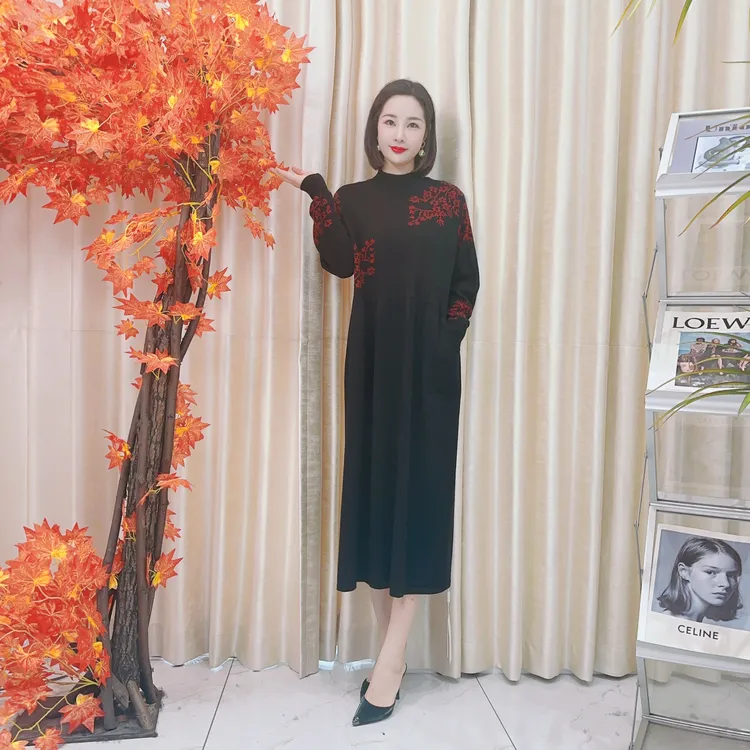 A073黑底红枝刺绣复古宽松气质秋冬针织连衣裙