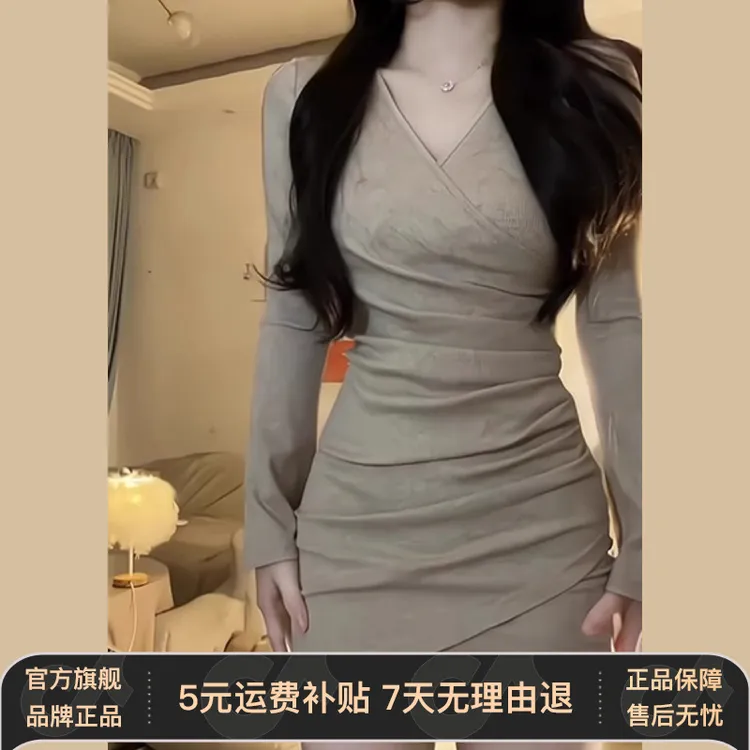 法式v领针织连衣裙子女秋冬季2025新款内搭打底辣妹性感包臀短裙