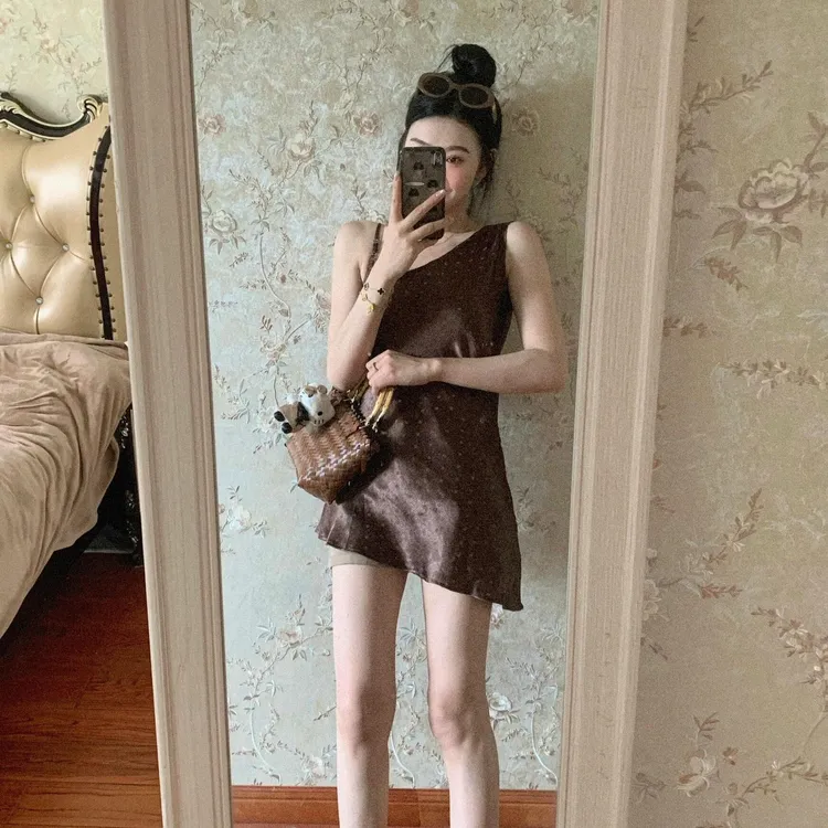 法式复古咖色收腰显瘦荡领吊带上衣搭配高腰休闲裤气质辣妹时尚