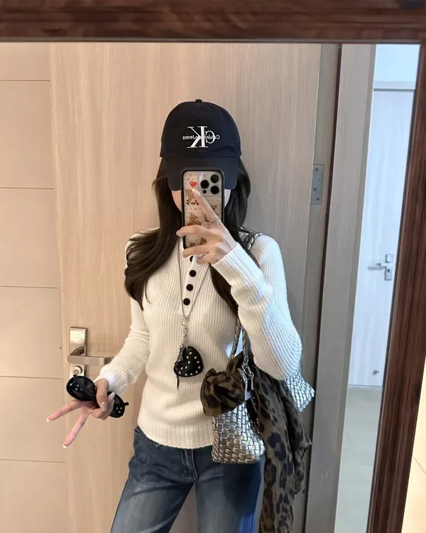 白色正肩针织衫女秋冬韩系纯欲气质修身显瘦长袖百搭休闲软糯上衣