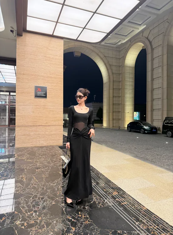 法式性感方领长袖网纱拼接连衣裙女新款褶皱开叉显瘦辣妹包臀长裙