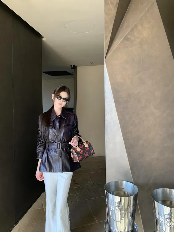 韩系御姐辣妹设计感翻领通勤皮衣外套秋季白色休闲垂感微喇长裤潮