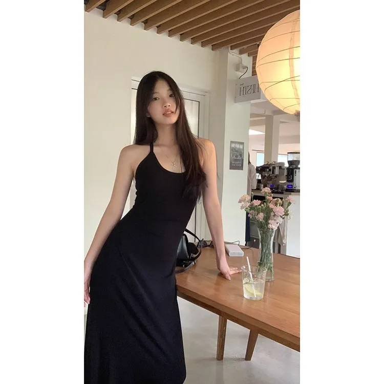 黑色挂脖吊带连衣裙女夏季春秋季打底连身裙修身长裙裙子2025新款