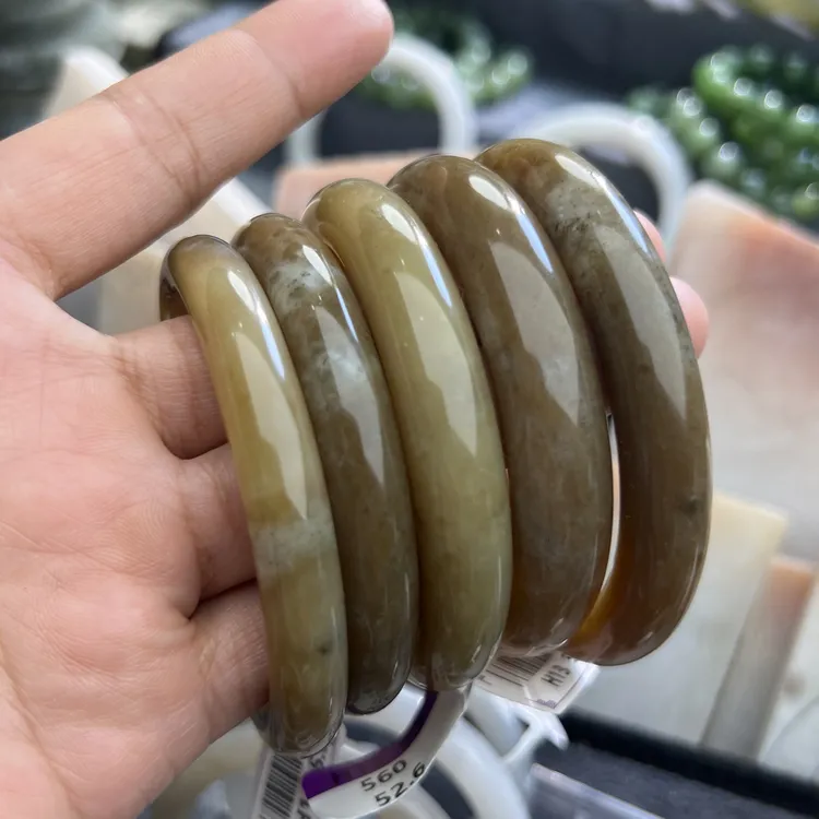 和田玉糖玉手镯特价微瑕多样性拍一发一