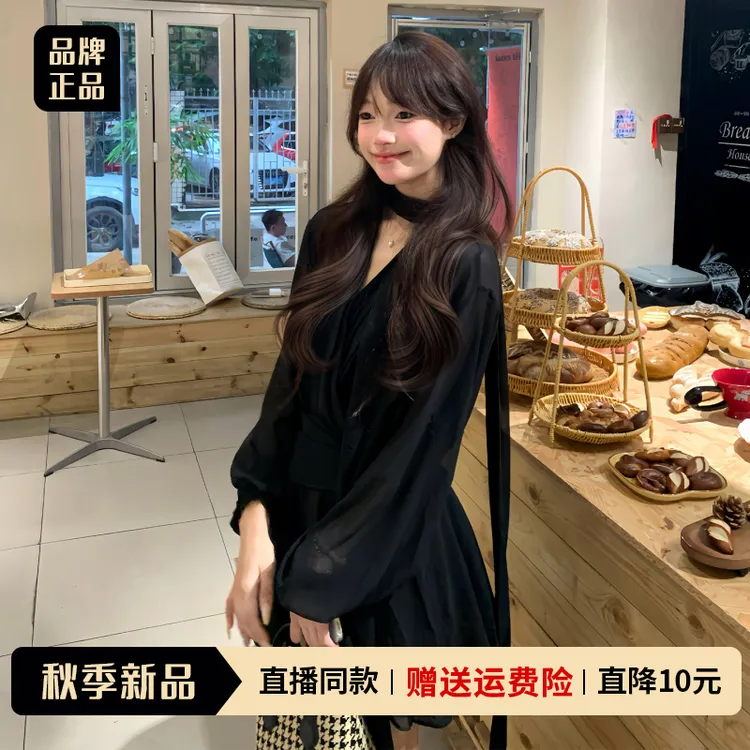韩系高级设计感黑色长袖连衣裙女秋冬2025新款高腰显瘦挂脖短裙子