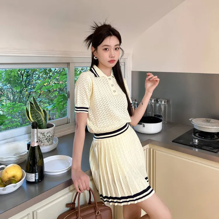 2025春镂空V字纹polo领短袖针织+细褶半身裙两件套女