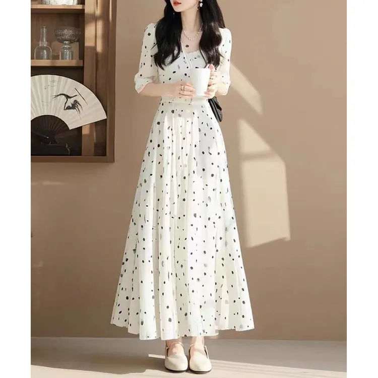 浅春系穿搭上流社会气质名媛女神范轻奢高级感正式场合白色连衣裙