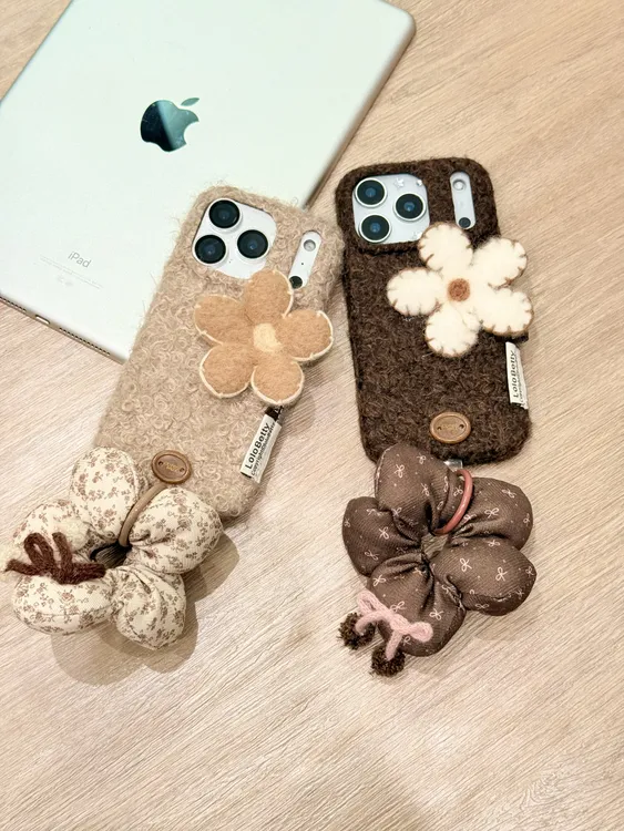 花朵毛绒硬壳立体挂件适用iPhone17promax16防摔韩系秋冬立体花朵