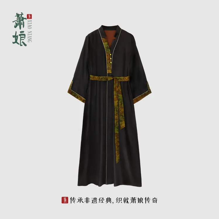 萧娘【芸镜】弹力缎香云纱工艺连衣裙新中式桑蚕丝立领长袖女裙1999