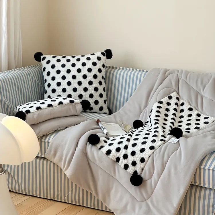 双面加厚牛奶绒抱枕被子两用汽车上办公室午休保暖枕头被子二合一