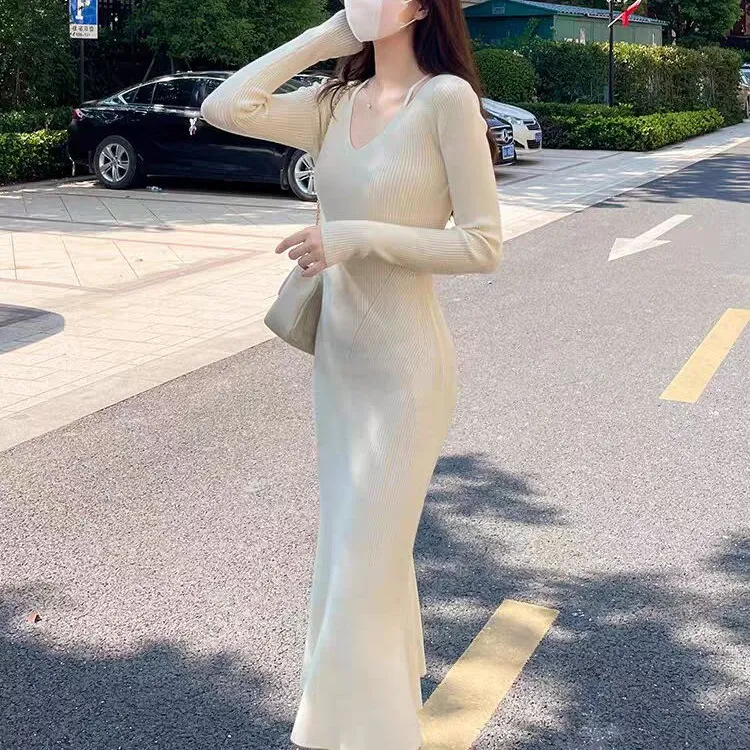 针织连衣裙春秋季女2025新款收腰气质修身毛衣v领包臀裙子