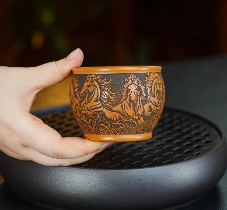 072 宜兴全手工紫砂茶具 原矿段泥泥料刻绘八骏图双层紫砂主人杯