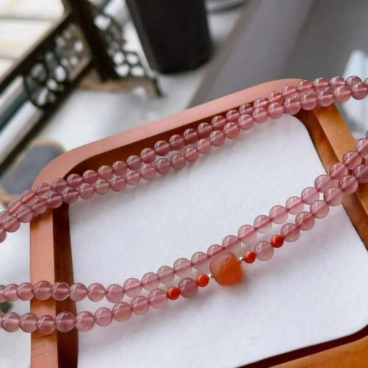 精品南红冰红料，手链项链两用款。珠子6mm。冰透色匀。完美漂亮百搭
